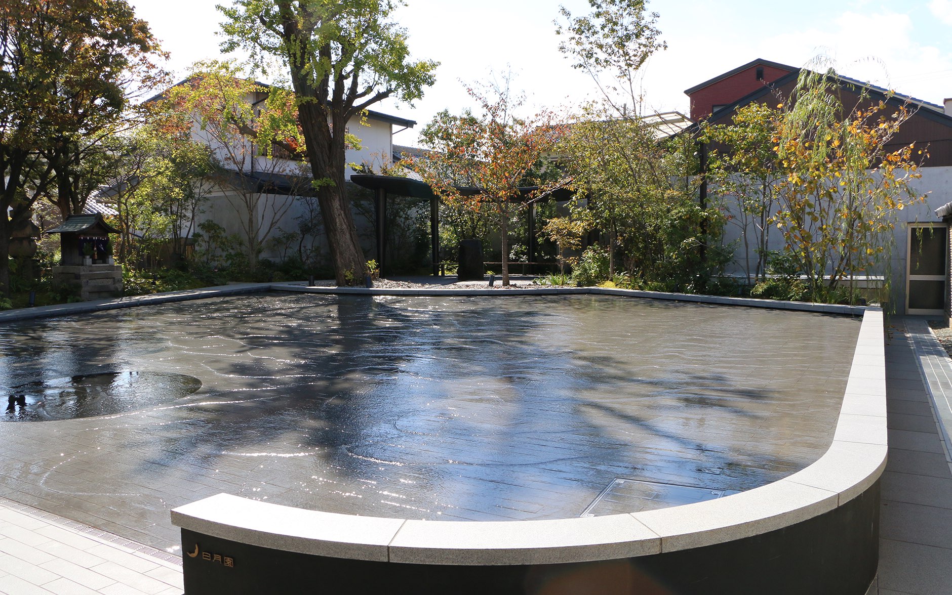 “Moon-shaped roof” harmonizing with nature